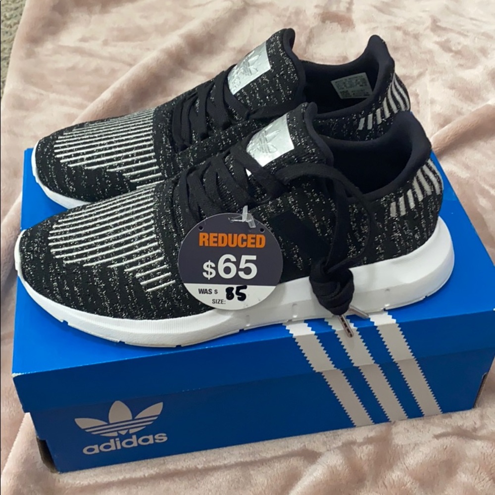 NWT ADIDAS SWIFT RUN SIZE 7.5